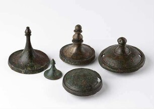 Rundes, deckelförmiges Geräteteil, in der Mitte sich nach oben verjüngend (Kopf eines Ziernagels)
