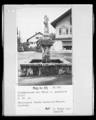 Steckenbrunnen mit Mönch und Jesuskind