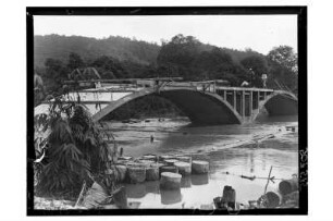 Zweibogige Brücke : Südthailand. Baustelle der zweibogigen Betonbrücke bei Hochwasser, 1912/1913