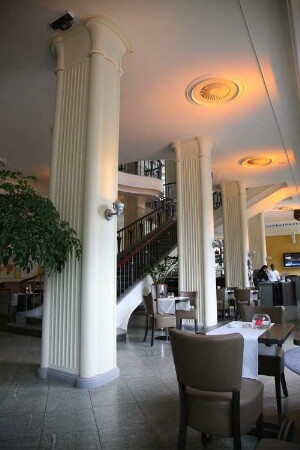 Dresden-Altstadt, Altmarkt 6. Wohn- und Geschäftshaus (1953-1956; H. Schneider). Café Central. Innenansicht