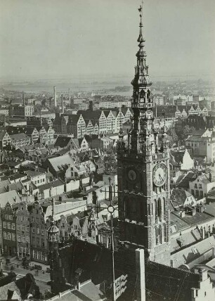 Danzig. Blick vom Turm das Rechtstädtische Rathaus und die Stadt