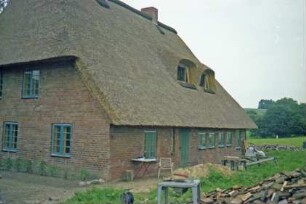 Schuhwiesenweg 2: Bauernhaus: nach Sanierung: mit Reetdach: Traufseite mit Tür: Giebelseite Wohntrakt