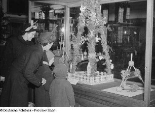 Besucher vor einer Vitrine der Weihnachtsausstellung im Stadtgeschichtlichen Museum im Alten Rathaus