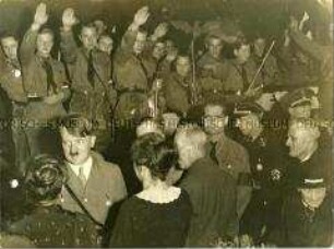 Adolf Hitler begrüßt "alte Kämpfer" zu den Feierlichkeiten am 10. Jahrestag des Hitlerputsches