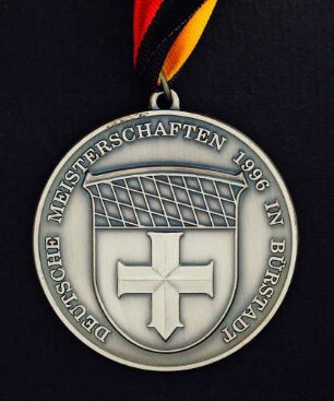 Silbermedaille Deutsche Meisterschaften in Kurzschrift und Maschinenschreiben in Bürstadt 1996 am schwarz-rot-goldenen Band : Sammlung Deutscher Stenografenbund. Silbermedaille Deutsche Meisterschaften in Kurzschrift und Maschinenschreiben in Bürstadt 1996 am schwarz-rot-goldenen Band. Messing, versilbert; Durchmesser 50 mm, Gewicht 39 g (1996; Deschler & Sohn, München). Dresden: SLUB R c 0570