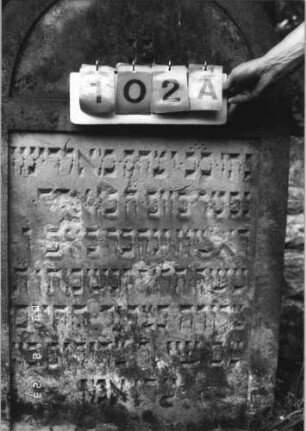 Grabstein 102 (Index: 100110763) Material: Sandstein Zustand: leicht verwittert mit kleinen Abschieferungen Maße HxBxT: 122x74x11 cm Beschreibung: Stele, Rundbogenabschluß, Schriftfelder eingetieft: Grabstein 102A
