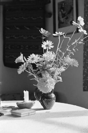 Vase mit Blumen im Teupitzer Wochenendhaus.
