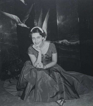 Frau im festlichen Kleid