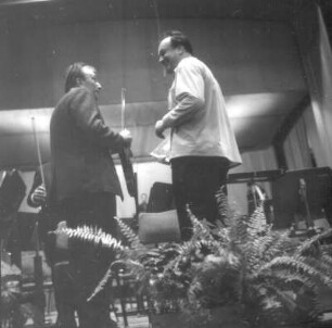 Gewandhauskapellmeister Kurt Masur bei der Probe mit dem Gewandhausorchester. Leipzig, Kongreßhalle, 02.09.1970