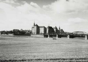 Torgau, Schloss Hartenfels : Torgau. Schloß Hartenfels und Straßenbrücke über die Elbe. Blick von Südosten über die Elbaue und Elbe