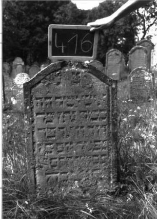 Grabstein 416 (Index: 100102790) Material: Sandstein Zustand: leicht, unten stark verwittert Maße HxBxT: 80x48x10 cm Beschreibung: Stele, Konvexbogenabschluss, Schriftfeld eingetieft: Grabstein 416