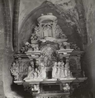 Epitaph der Familie Schönbeck: Statuetten der Familienmitglieder vor einem Relief mit der Taufe Christi