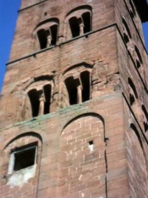 Hirsau-Kloster St Peter und Paul-Klosterkirche-Nordwestturm (Eulenturm)-Romanisch um 1091-Ansicht von Süden-zweites bis viertes Obergeschoß mit Biforien (durch eingestellte Rundsäulen unterteilt)