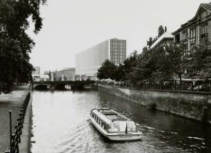 Berlin, Spree : Berlin. Gebäude des ehemaligen Ministeriums für Auswärtige Angelegenheiten (1964-1967). Blick über die Spree gegen die Schloßbrücke