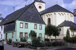 Kirche mit Wohnhaus