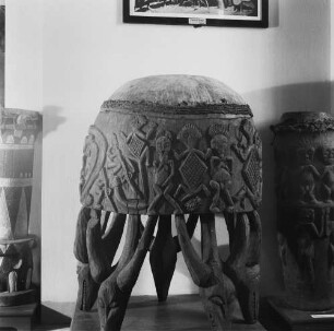 Große Trommel aus dem Grasland von Kamerun - Museum für Völkerkunde Berlin
