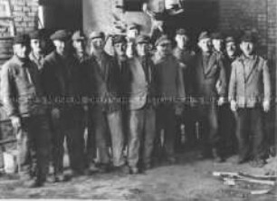 19 Kollegen der Gießerei - aus der Reihe: Plamag-Gießerei Plauen - 1947-1948