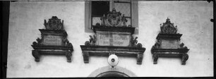Sennfeld Evangelische Kirche Ostwand Außen Ausschnitt über dem Hauptportal - Stukaturarbeiten