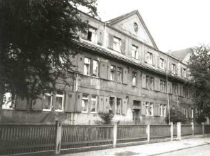 Dresden-Kaditz, Wächterstraße 33/37. Wohnanlage mit Einfriedung (1912/1913). Straßenansicht von Nordwesten