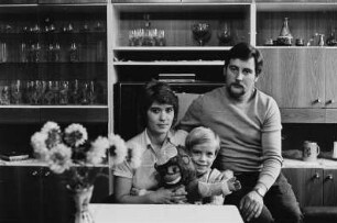 Familie G. (Küchenhilfe, Kraftfahrer) im Wohnzimmer