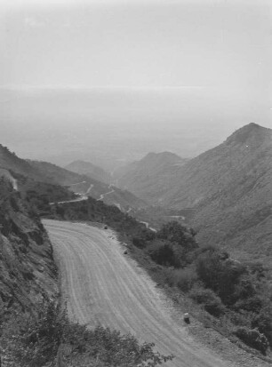 Breite Straße : Blick entlang einer breiten Straße durch das Hochland von Abessinien