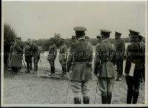 Paul von Hindenburg begrüßt Militärattachés beim Herbstmanöver der Reichswehr bei Frankfurt/Oder