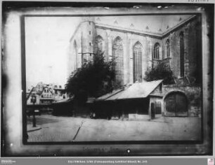 Schirnen am Dom vor dem nördlichen Querhaus, im Hintergrund Weckmarkt 7-11