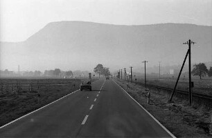 Owen: Straße mit Silhouette der Schwäbischen Alb