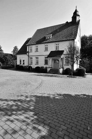 Ehem. Schule und Grundstückseinfassung (Schule); Freiensteinau, Kinzigtalstraße 6