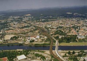 Stadtteilansicht über die Elbe mit Marienbrücke und Dresden-Neustadt mit Neustädter Bahnhof gegen die Dresdener Heide