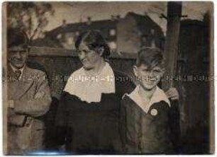 Familienfoto von Karl-Heinz Jung mit Mutter und Bruder - Personenkonvolut