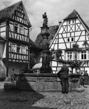 Marktbrunnen : Autotour mit Familie Groß. Marktbrunnen. Sandstein (1575). Michelstadt, Marktplatz