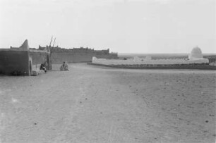 Vor Gadames : Blick auf den Friedhof und die Stadtmauer der Stadt Gadames