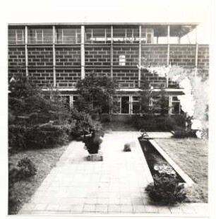 Grünflächen am Gymnasium, Marl: Gebäude mit Wasserbecken und Skulptur