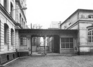 Dresden-Friedrichstadt, Berufliches Schulzentrum für Gastgewerbe Dresden "Ernst Lößnitzer". 1881 erbaut als XVII. Bezirksschule, später 17. Oberschule "Christian Beham", Hofansicht. Überdachter Verbindungstrakt zwischen Hauptgebäude und Turnhalle (rechts)