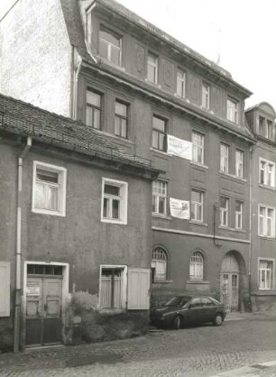 Radeberg, Dr.-Wilhelm-Külz-Straße 5. Wohnhaus (um 1915). Ansicht mit Nummer 4