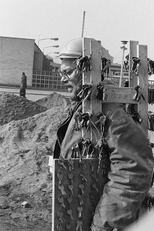 Bauarbeiter mit Schlüsselbrett