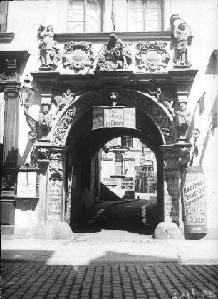 Blick auf Barockportal des ehemaligen Pfälzer Kolonialgerichtes in der Leipziger Straße 6 - heute auf dem Sandberg