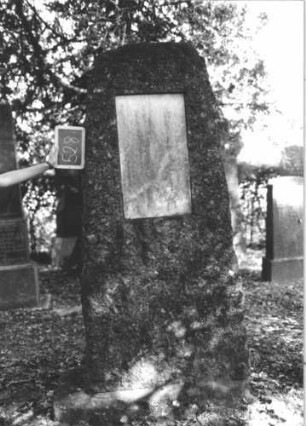 Grabstein 528 (Index: 100111561) Material: Granit, weiße Marmorplatte Zustand: gut, Schriftplatte ohne Inschrift Maße HxBxT: 235x90x40 cm Beschreibung: grob stelenhaft behauener Stein, rechteckige Schriftplatte: Grabstein 528