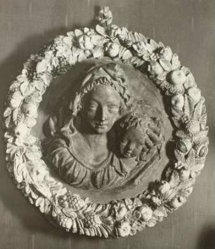 Madonna mit dem Jesuskind in einem Kranz aus Blättern, Blüten, Zitronen und Birnen (Hochrelief)