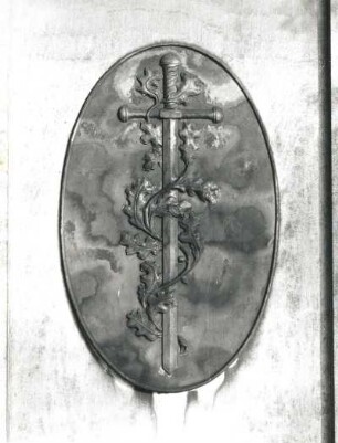 Wandgrabmal der Familie Schurig : Wandgrabmal der Familie Schurig. Sandstein, Metallgußplatten (ab 1901). Medaillon mit Symbolen für Tapferkeit und Treue. Dresden-Neustadt, Nordfriedhof (Garnisonsfriedhof)