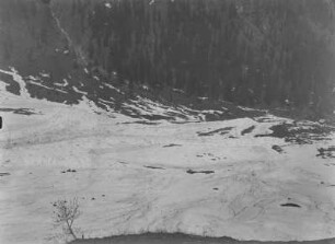 Schneelandschaft : Blick auf das Tal zu einer Lawine nahe der Grubenkarwand.