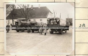 Angehörige der Ordnungspolizei mit Dienstfahrzeugen