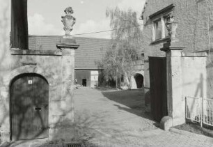 Mobschatz, Vierseithof : Mobschatz (Kreis Meißen-Radebeul), Dorfplatz 1, nach 1816, 1855, Straßenansicht der Hofeinfahrt