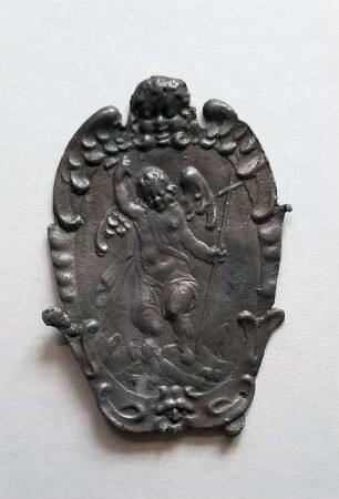 Plakette in Form einer Kartusche mit Putto