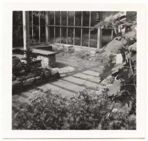 Garten Prof. Wilhelm Kempff, Potsdam: Gartensitzplatz aus Stein mit Pergola