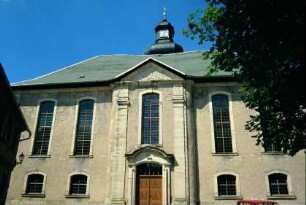 Vorderansicht der Dorfkirche mit Eingangsportal