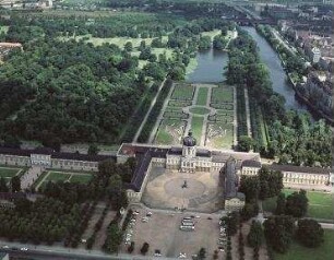 Luftaufnahme, Blick von Süden auf das Schloß Charlottenburg. Berlin-Charlottenburg, Spandauer Damm