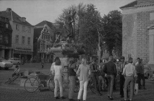 Husum: Marktbrunnen [Tine-Brunnen] mit jungen Leuten