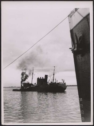 Schiff am Überseehafen Bremen